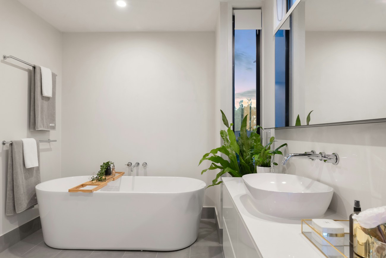 Baño contemporáneo con mueble de madera hecho a medida